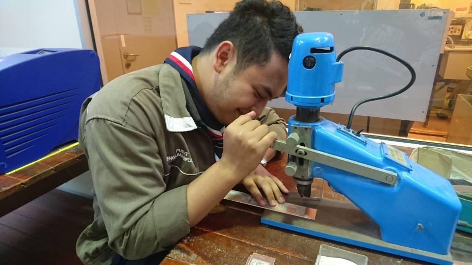 Making of electrical circuit for solar light lamp