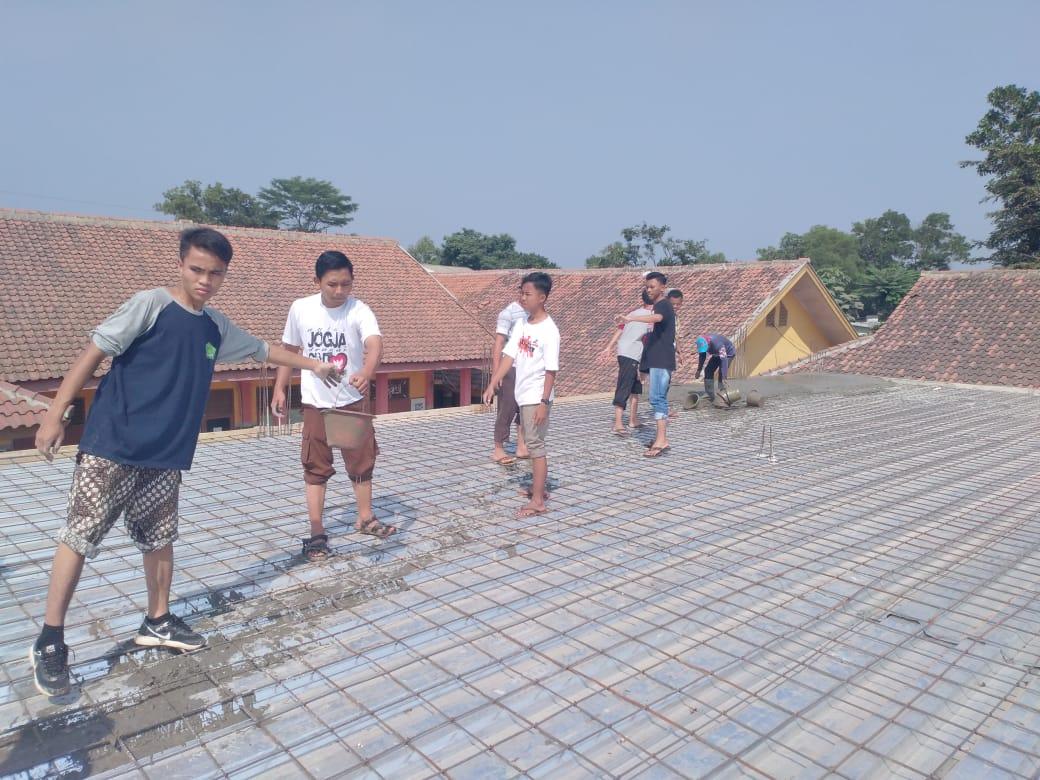 Gotong royong berasama masyarakat