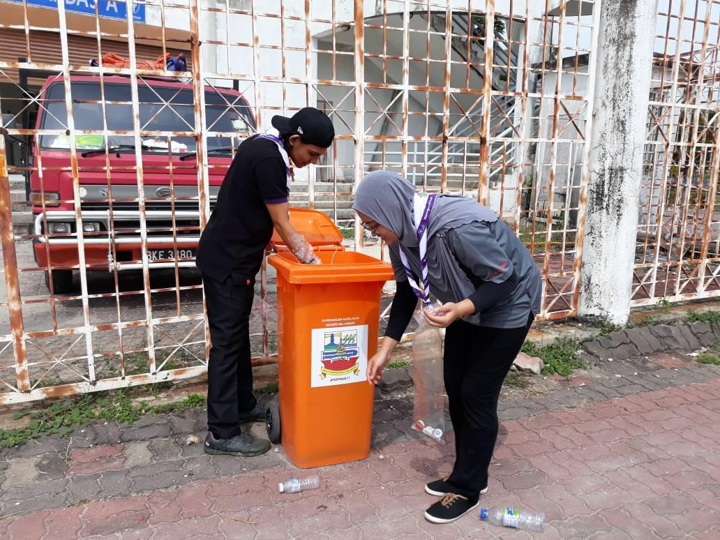 "WalkSide by Rovs Project" Stadium Cleaning at Kuala Selangor