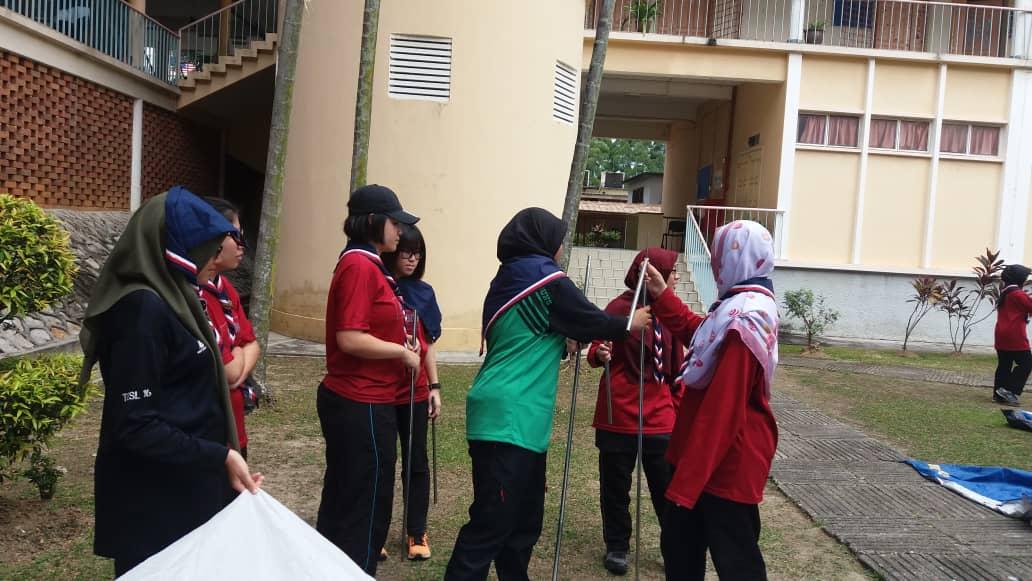 Latihan Memasang Khemah