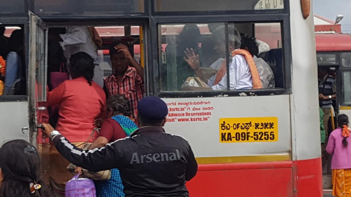 "ಭೀಮನ ಅಮಾವಾಸ್ಯೆ"ಪ್ರಯುಕ್ತ ಬಸ್ ನಿಲ್ದಾಣ ಮತ್ತು ದಾಸೋಹದಲ್ಲಿ ಸೇವಾಕಾರ್ಯ 