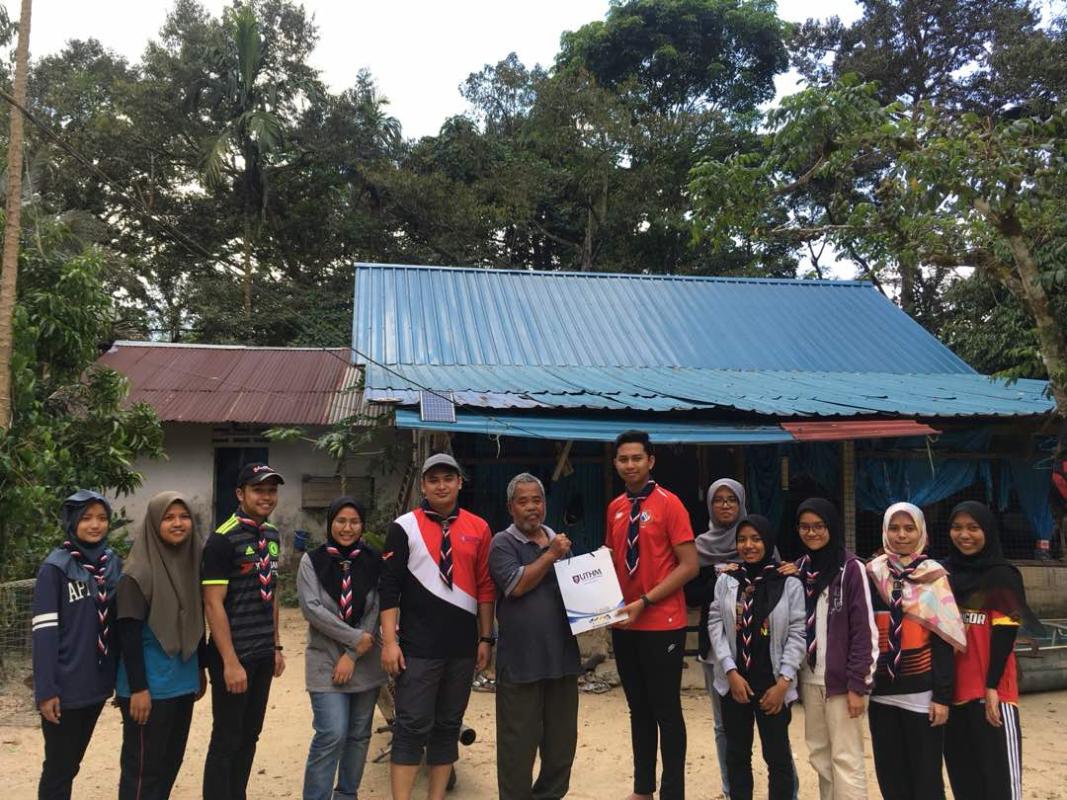 Pemasangan Lampu Solar di Kampung Peta 