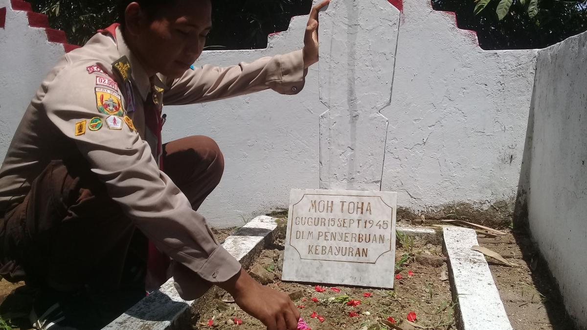 Membersihkan makam pahlawan