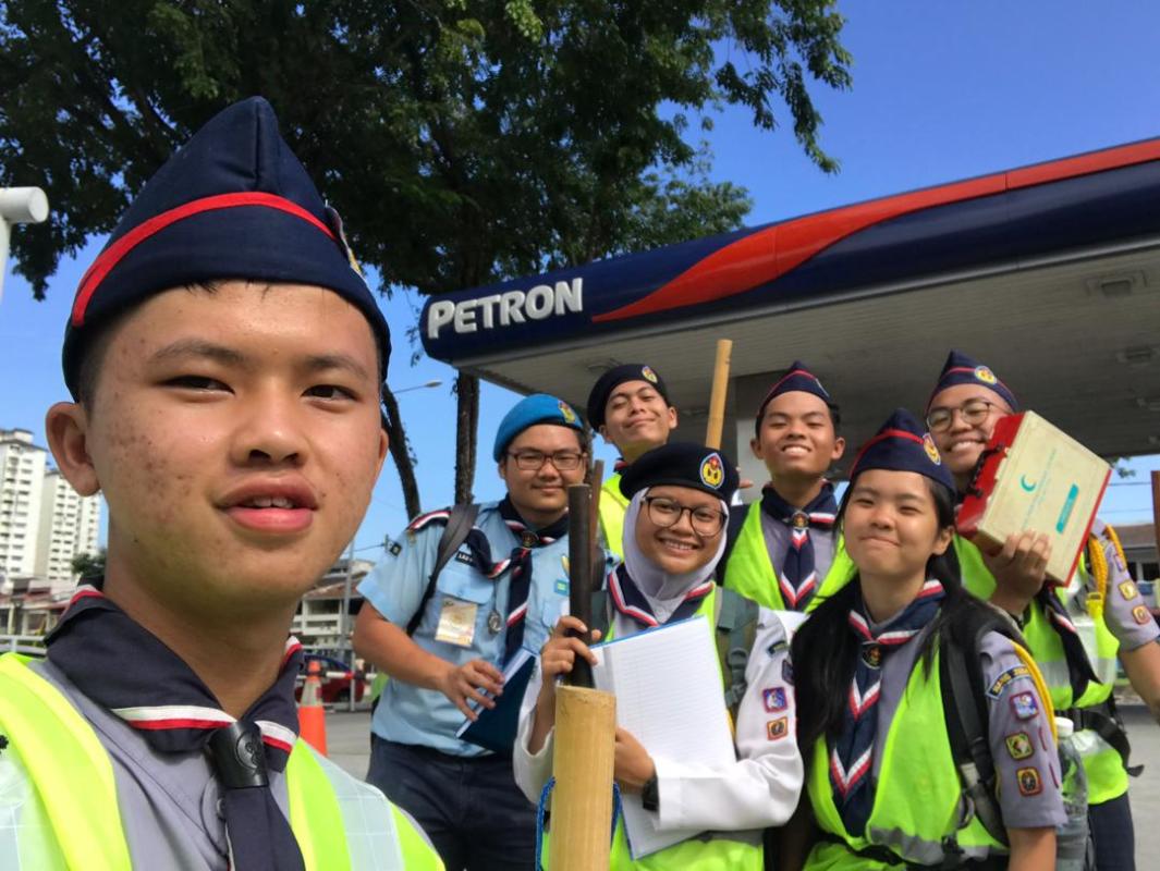 Mengembara sejauh 12 km dengan berjalan kaki dalam patrolnya