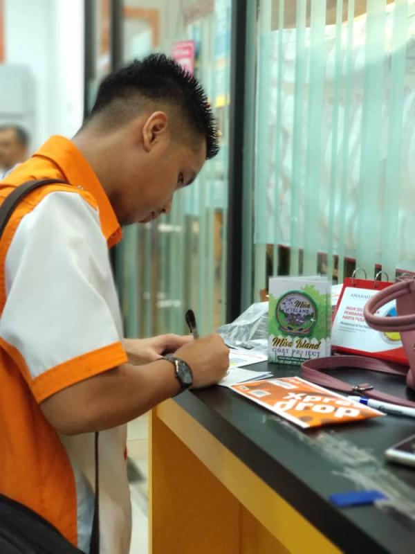 (Misa Island Goat Project: Update 6) Mengepos Lencana Kepada Pembeli