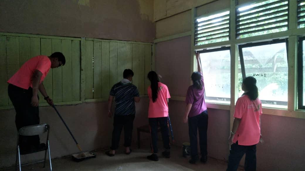 Kerja Pembersihan dan Pengubahsuaian Kelas di Aruk, Kalimantan, Indonesia
