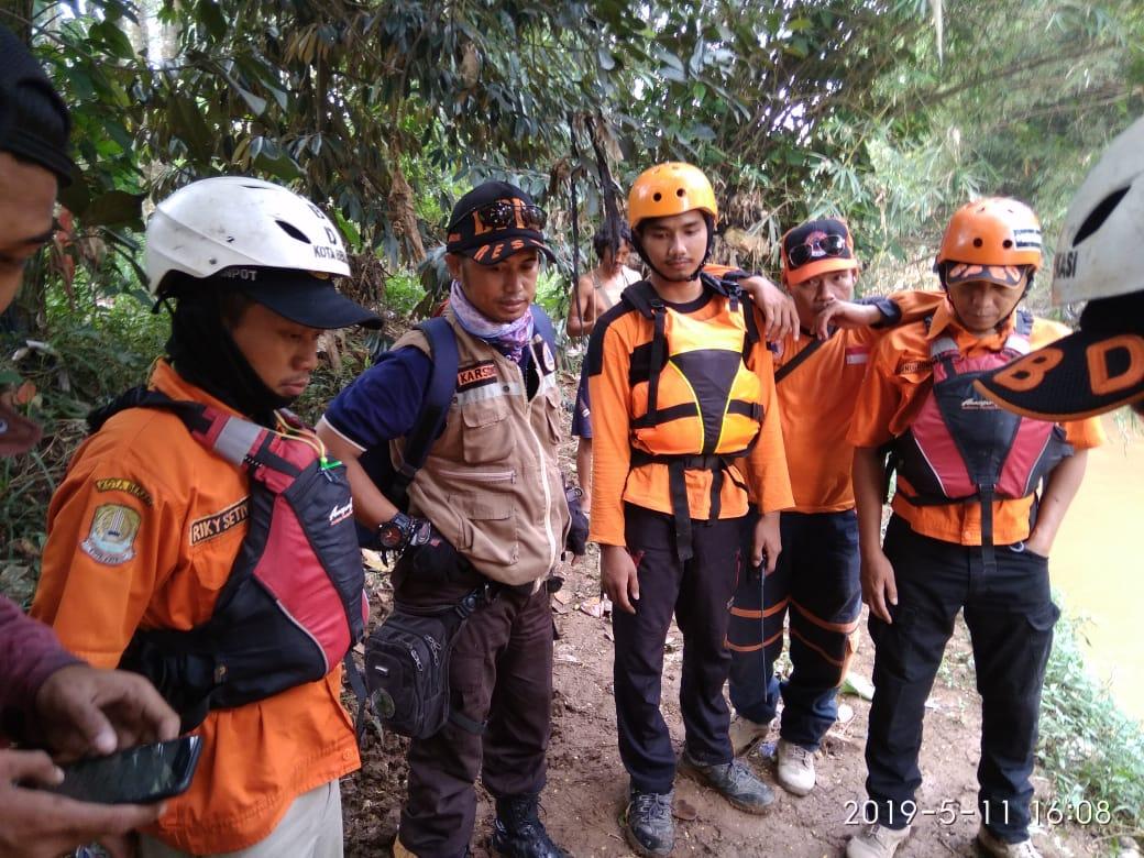 Pramuka membantu mencari korban tenggelam