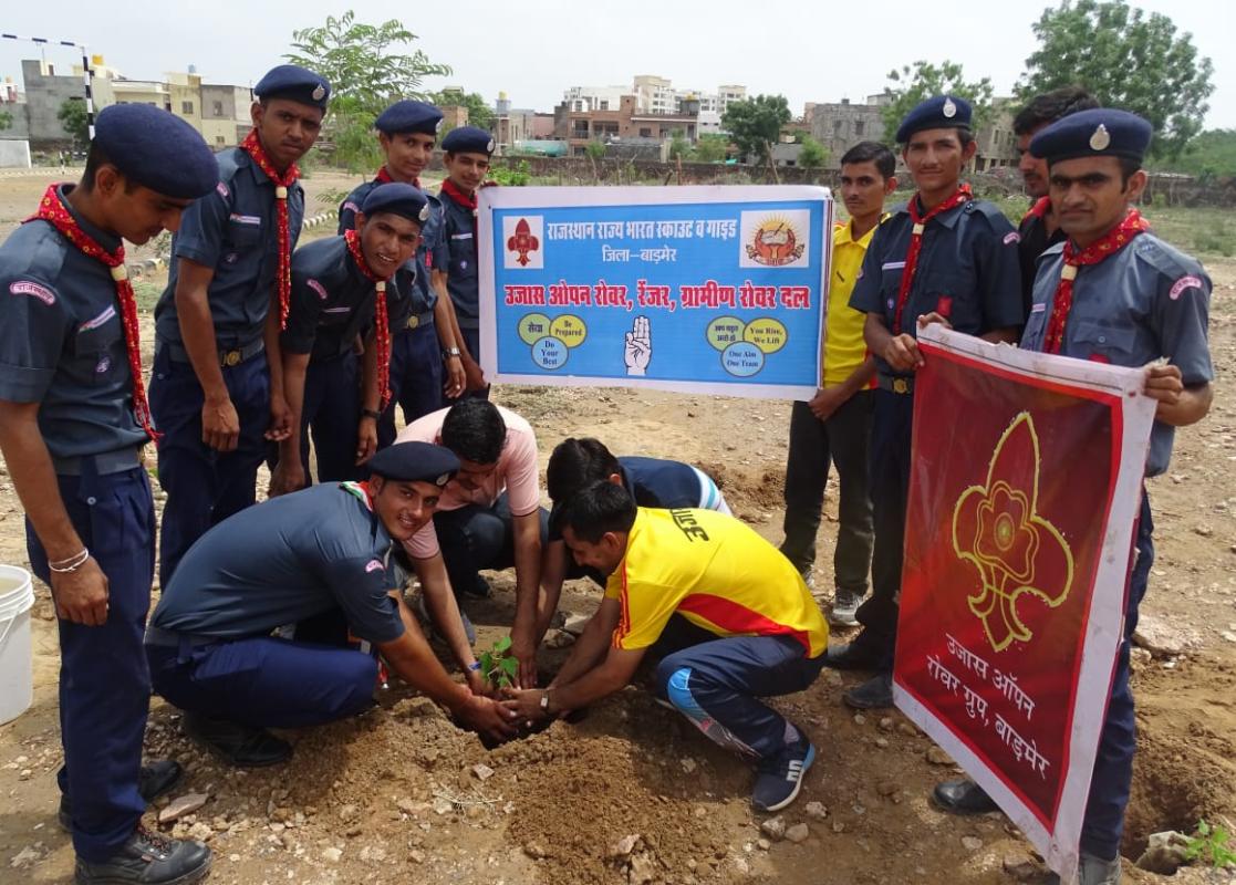 उजास रोवर ने friendship day पर पौधा-रोपण किया।