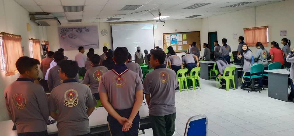 Melihat tayangan filem pengakap 