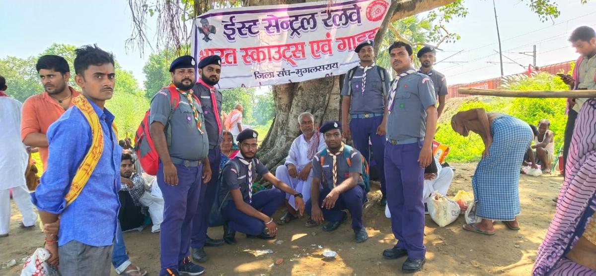 Gaya Railway Station ke Punpun river pr piktarpak me service dete Rovers and leaders...