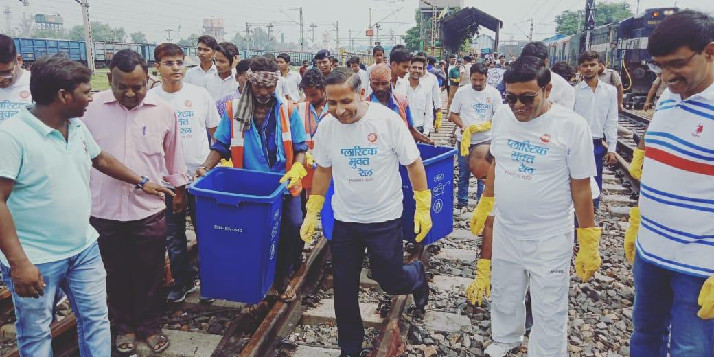 Mughalsarai Railway Station pr saf safai abhiyan calate hue... 