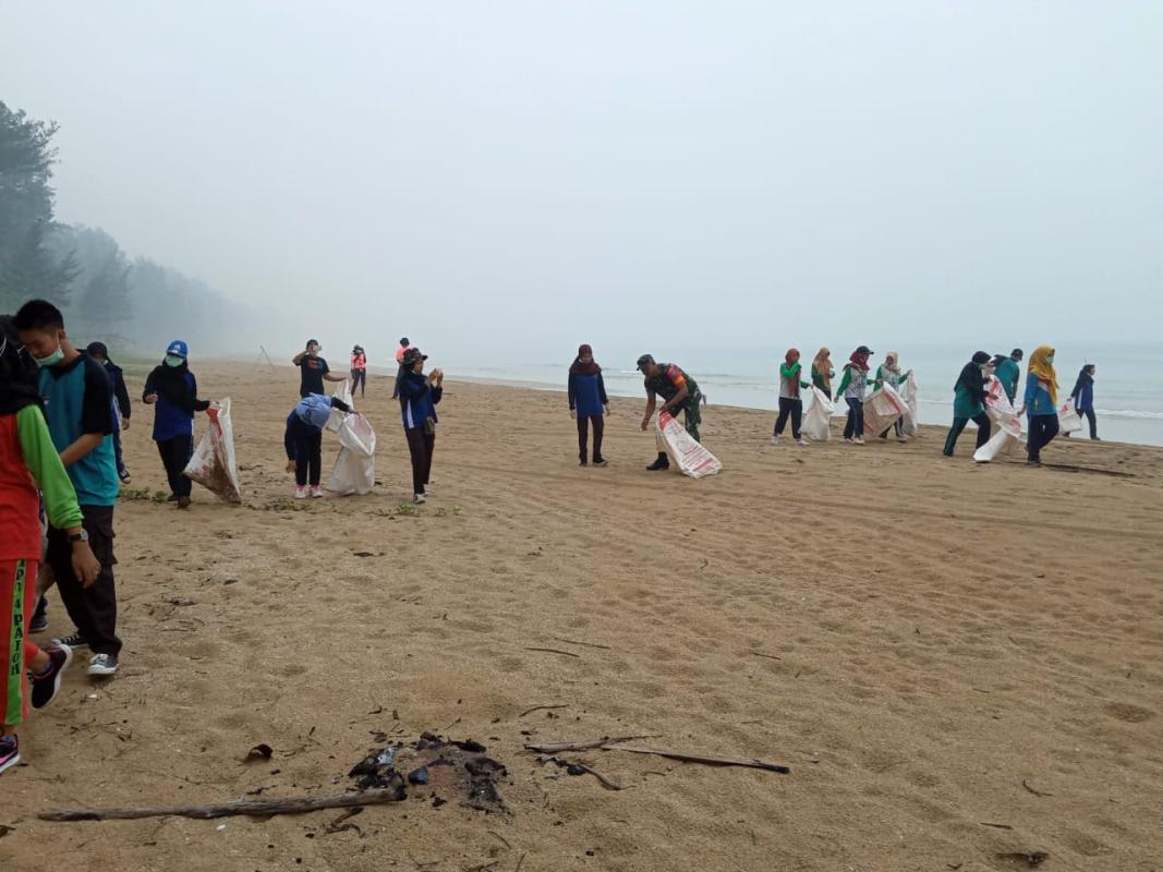 Pembersihan pantai Temajuk