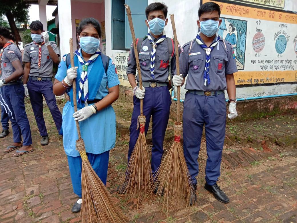 Cleaning surroundings (Swachcha Bharat Oviyan)