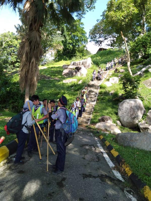 Membantu rakan dan komuniti