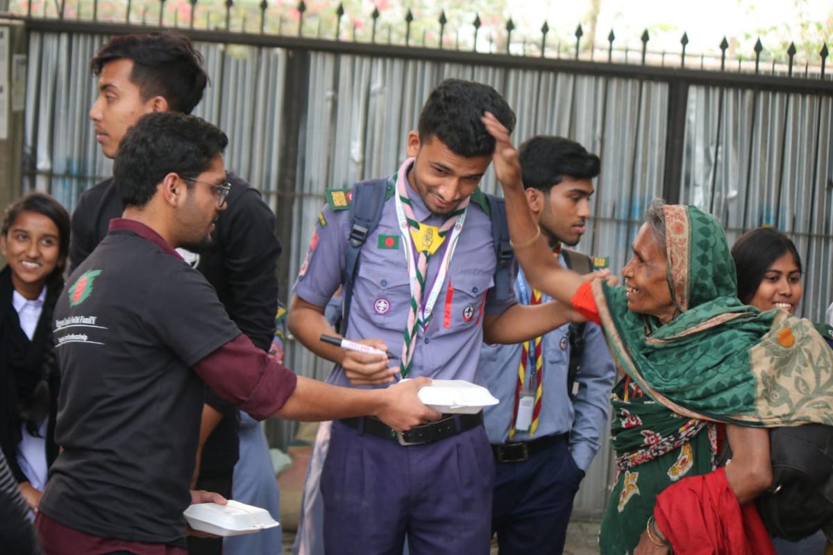 পথ শিশু ও পার্কের সকলের মাঝে খাদ্য বিতরন-২০১৯