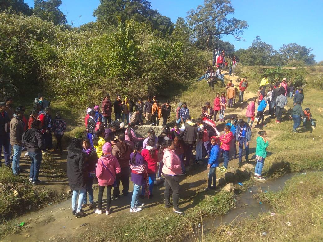 Cleaning the surroundings .