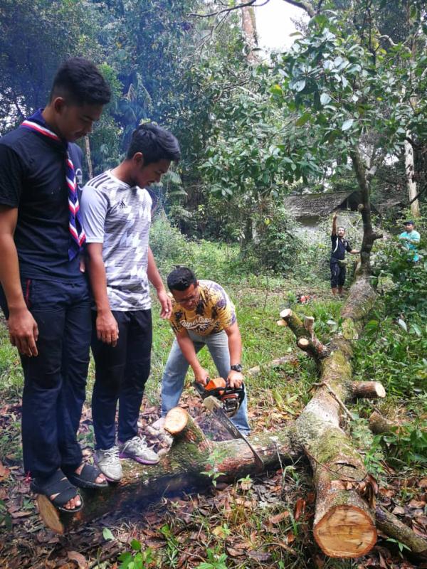 Gotong Royong di Kem Pusu 40