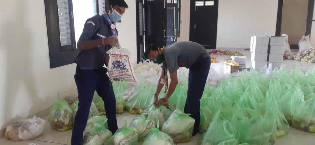 (D) # राशन किट तैयार करते हुए व वितरण 