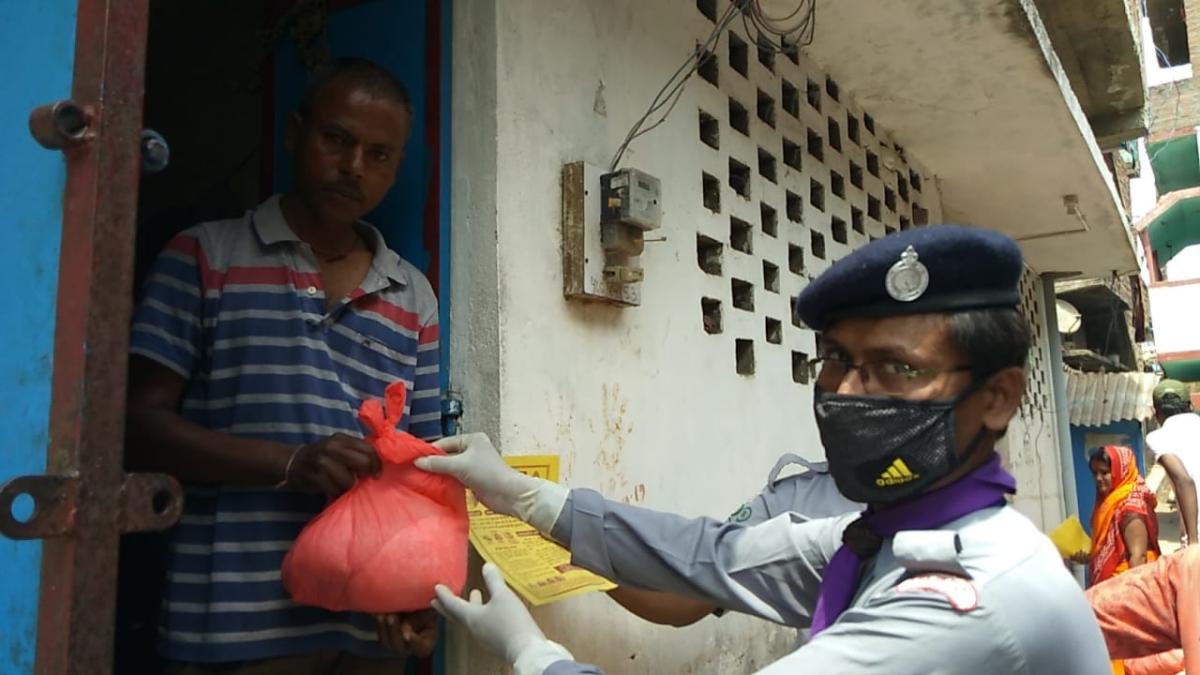 जीरो हंगर पर कार्य करते हुए जरूरतमंद लोगों के बीच भारत स्काउट और गाइड सारण के द्वारा वितरित किया गया राशन सामग्री(आटा, चावल,आलू और अन्य किराना सामग्री)