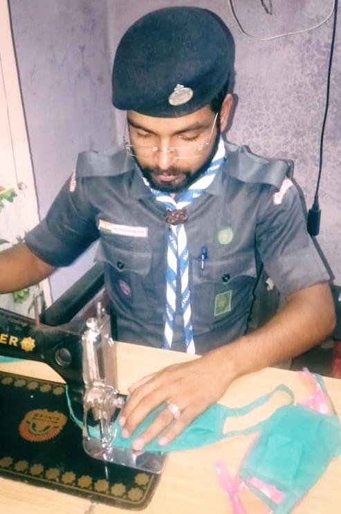 खुद से मास्क बना कर किया वितरण समाज सेवा