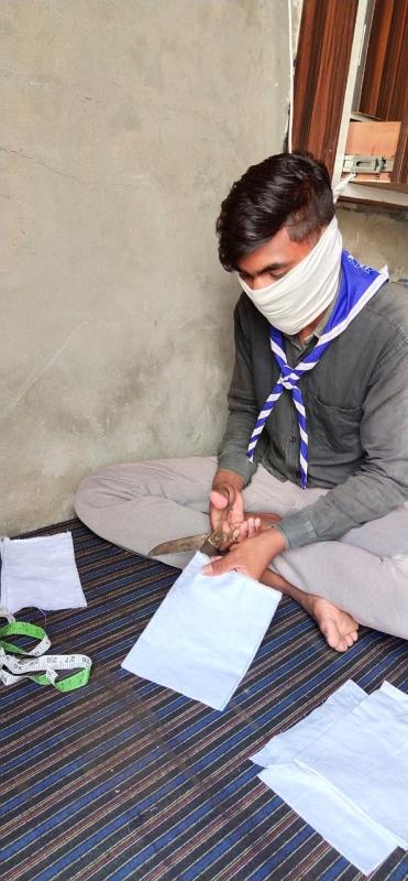 मास्क बनाते हुए