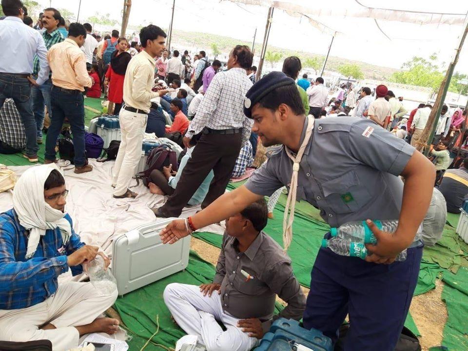 20 मई 2019 को सोनभद्र के पोलिंग बुथो पर सेवा के लिए तैयार स्काउट गाइड के जवान