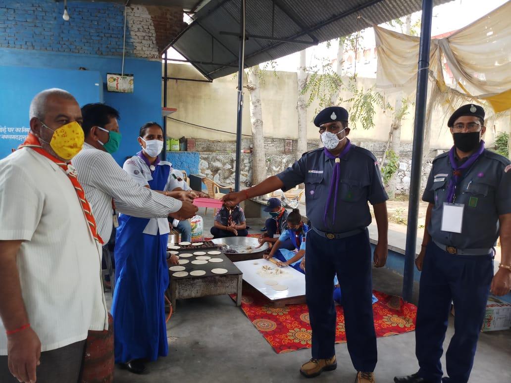 स्काउट रसोई में भामाशाह द्वारा सहयोग राशि भेट करते हुवे