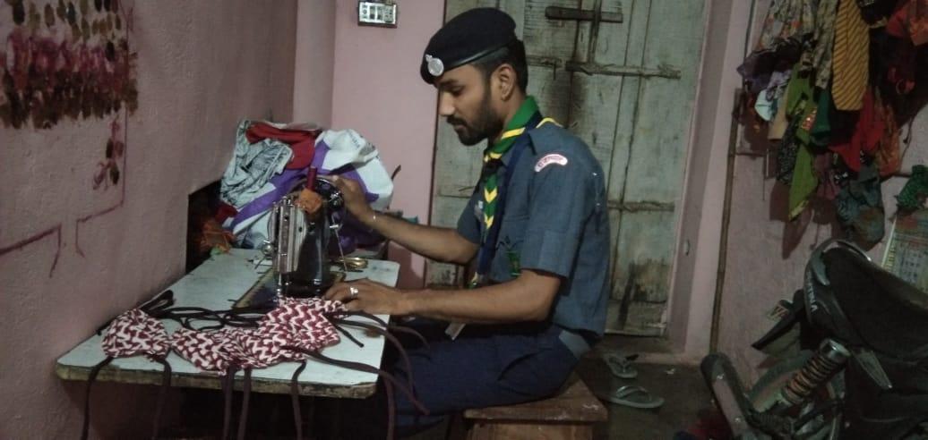 मास्क बना कर रोवर रेंजर्स कर रहे सहीयोग।