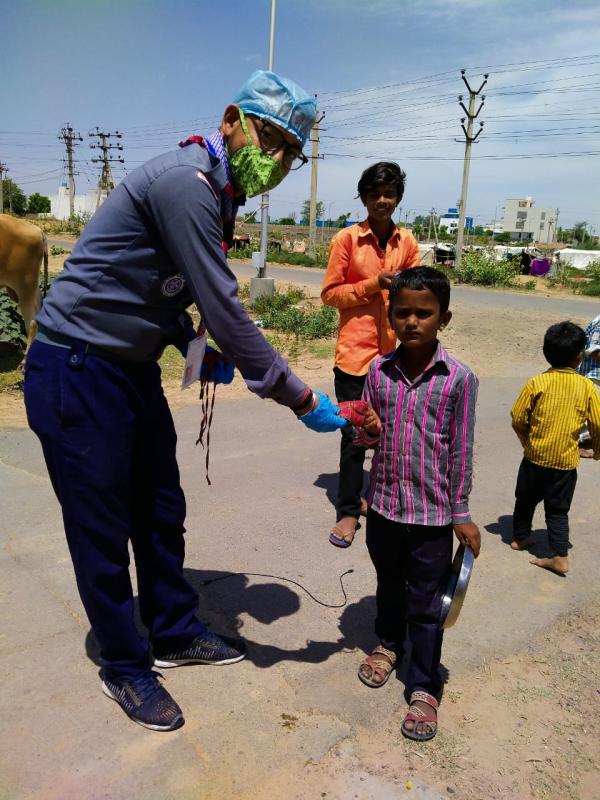 बच्चो को मास्क वितरित किये ।