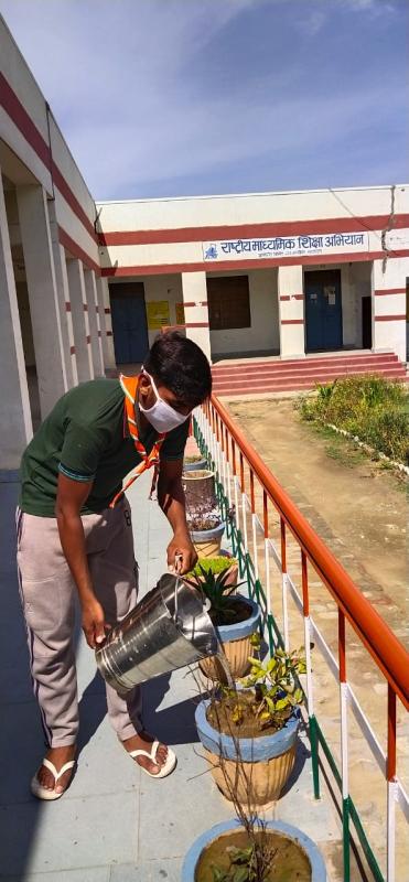  पेड़ पौधों में पानी डालते हुए