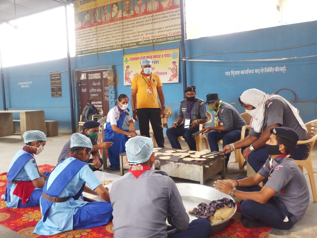 स्काउट गाइड रसोई का कार्य निरतंर चलता हुआ ।
