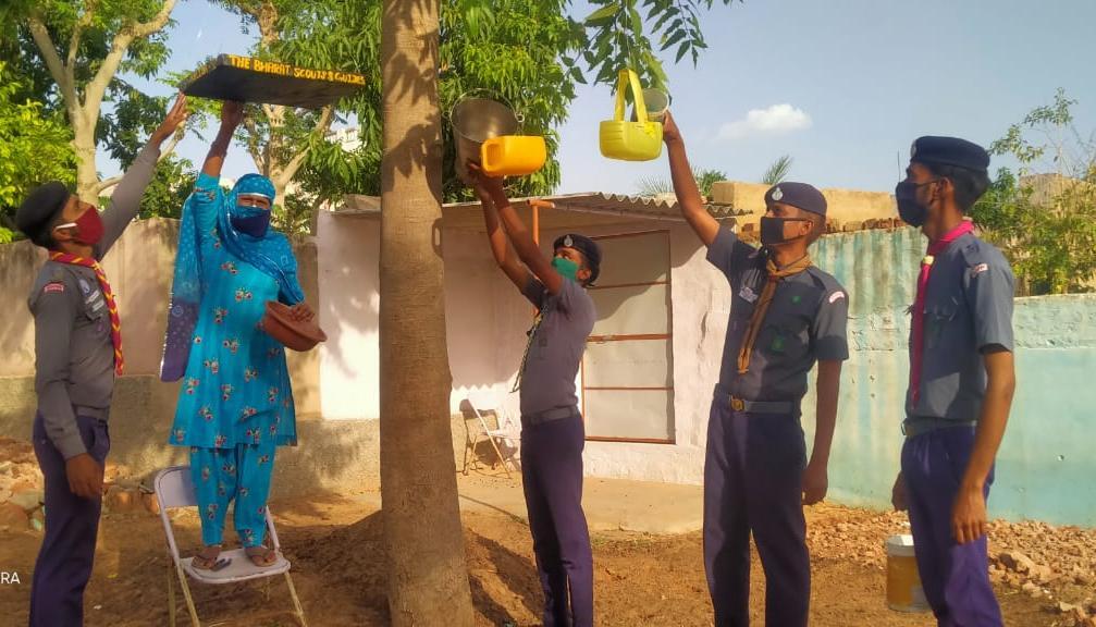  अनावश्यक बोतल व पीपीओ के चुगा पत्र व परिंडे बनाते हुए स्काउट