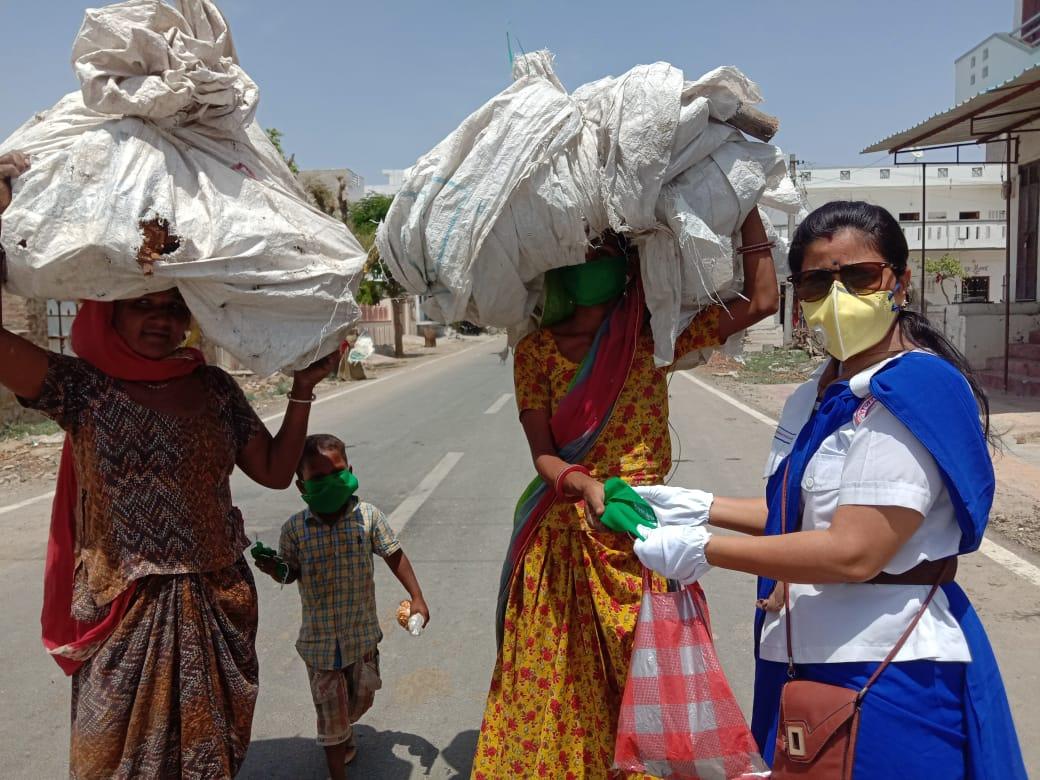 पाली में आम जन को सुरक्षित रखने के लिए मास्क बाटती स्काउट गाइड केप्टन जयलता माधव