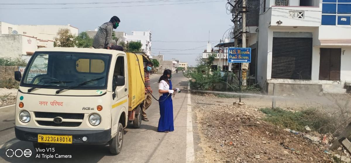 आम जन को कोरोना वायरस से बचाव के लिए सेनेटाइजर करती स्कॉउट गाइड केप्टन जयलता माधव