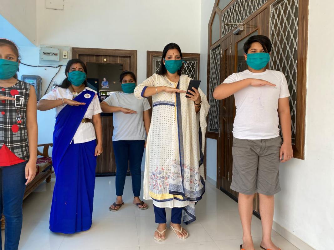 अपने परिवार को शपथ दिलाती स्काउट गाइड केप्टन जयलता माधव