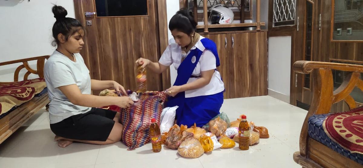 जरूरतमन्द लोगो के लिये राशन किट तैयार करती स्काउट गाइड केप्टन जयलता माधव