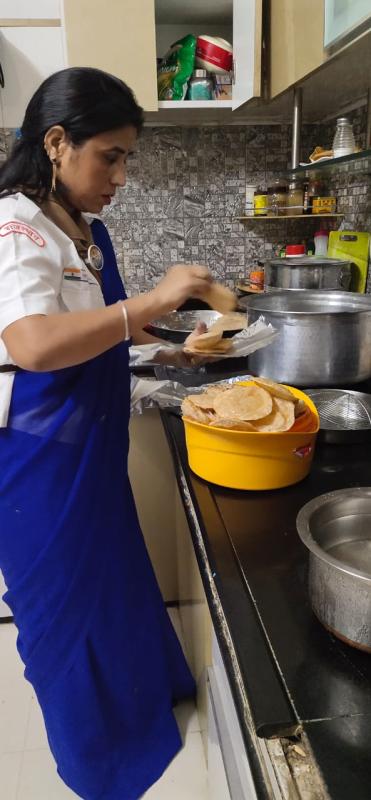 जरूरत मन्द के लिए खाने के पैकेट तैयार करती स्काउट गाइड केप्टन जयलता माधव