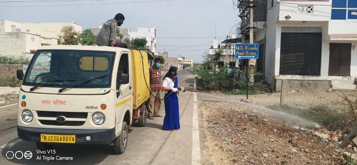 हेंडवास ओर कॉलोनी में सेनेटराजर करने में सहयोग करती स्काउट गाइड केप्टन जयलता माधव