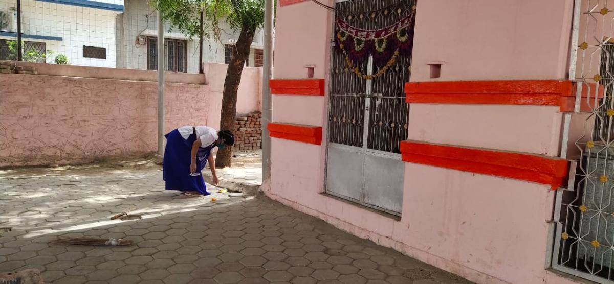 सार्वजनिक स्थानों पर सेवा कार्य करते हुए स्काउट गाइड केप्टन जयलता माधव