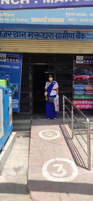 राजस्थान मरुधरा ग्रामीण बैंक में मास्क बाटते स्काउट गाइड केप्टन जयलता माधव
