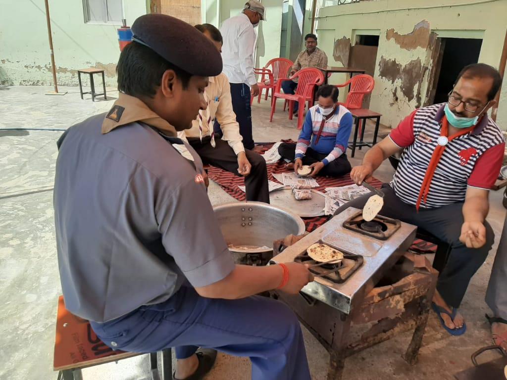 पदाधिकारी भी लगे हे भोजन बनाने  में 