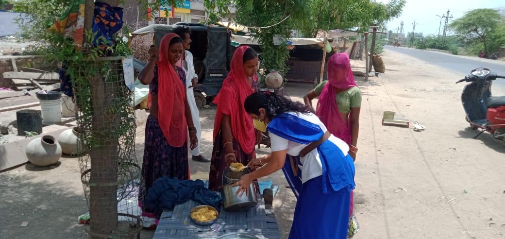 स्काउट गाइड केप्टन  जयलता माधव द्वारा  भोजन बाटते हुए