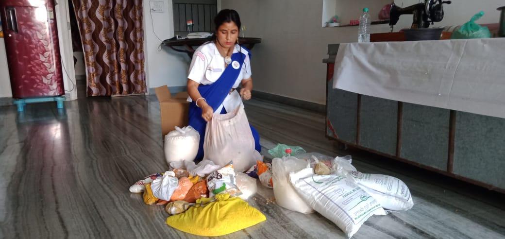 राशन किट तैयार करती स्काउट गाइड केप्टन जयलता माधव