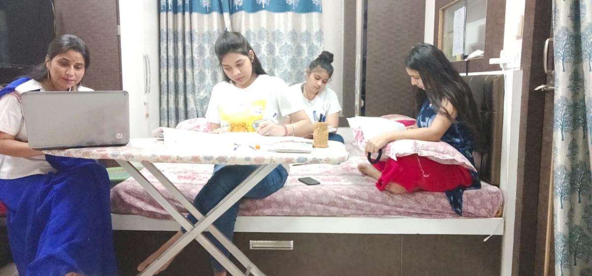 स्काउट गाइड केप्टन  जयलता माधव सोसियल डिस्टेंसिव की पालना के साथ बच्चो को पढ़ाई करवाते हुए