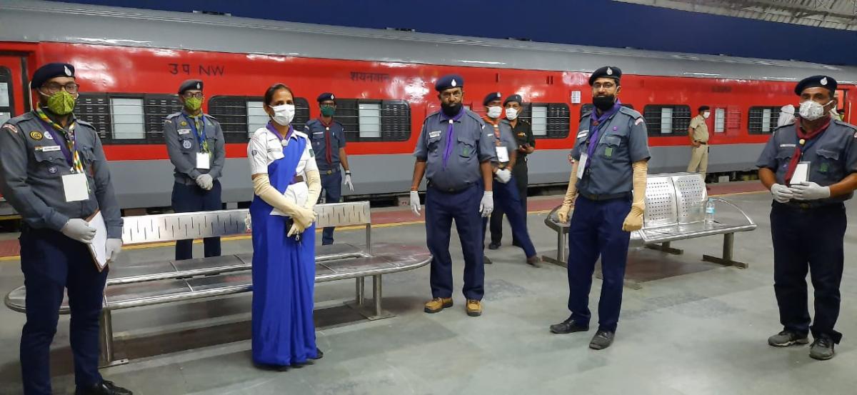  रेलवे स्टेशन पर सेवा कार्य !