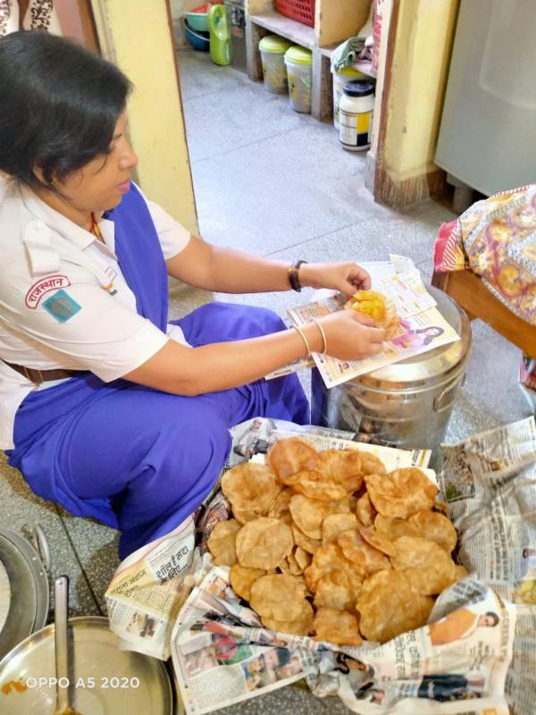 भोजन किट तैयार करती यूनिट लीडर सुमन चारण