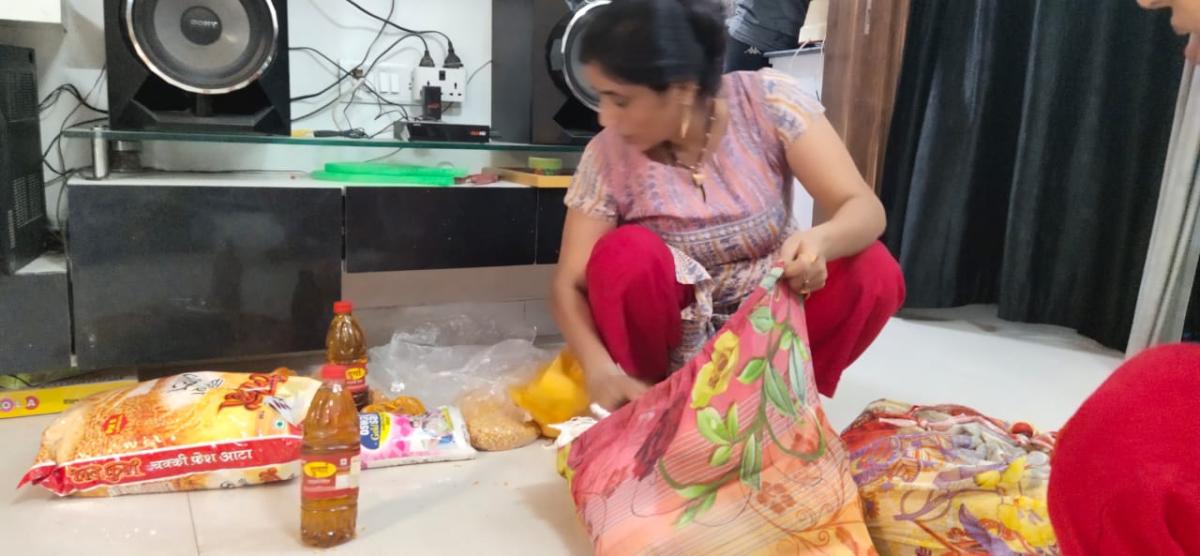 राशन किट तैयार करते हुए स्काउट गाइड केप्टन जयलता माधव