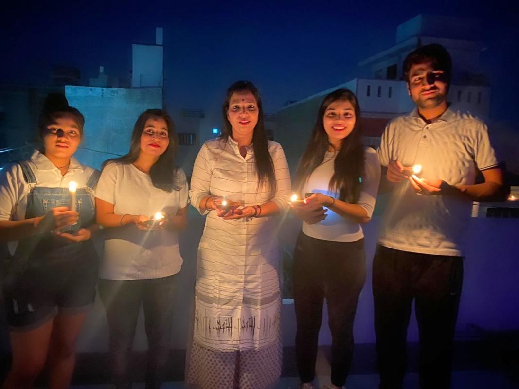 घर पर दीपक जलाते हुए परिवार के साथ स्काउट गाइड केप्टन जयलता माधव