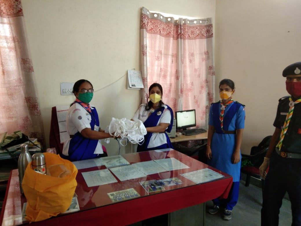 मास्क बैंक में सीओ डिम्पल मेडम को मास्क देते हुए स्काउट गाइड केप्टन जयलता माधव