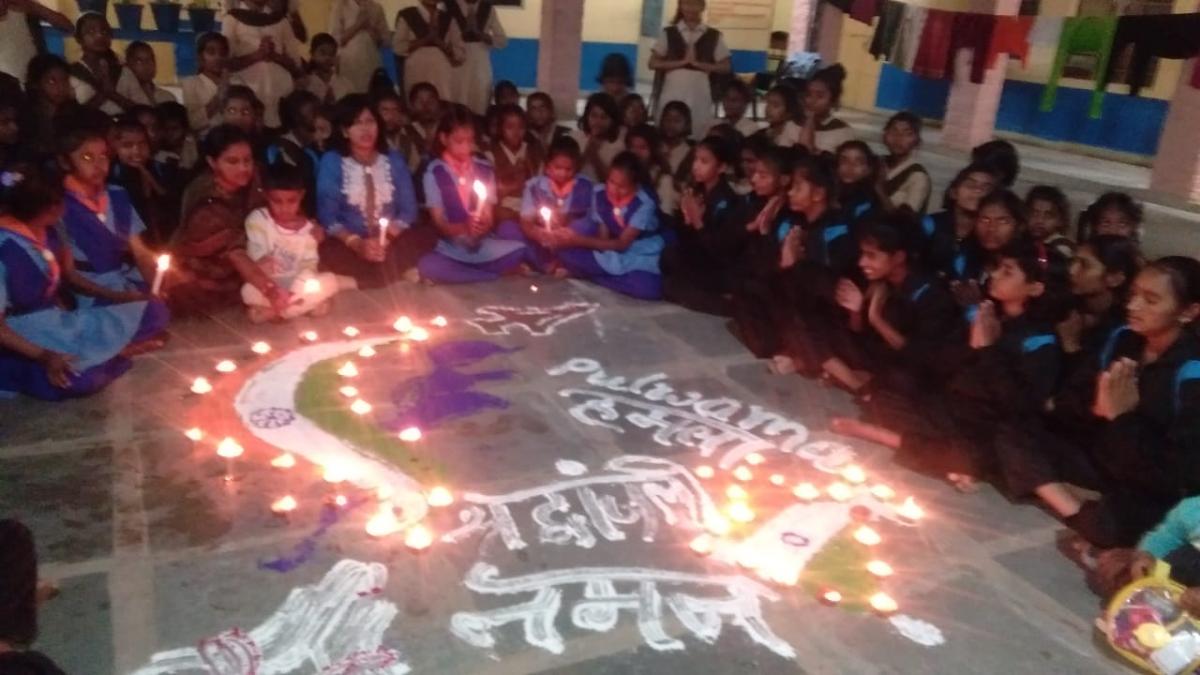 पुलवामा आतंकी हमले में शहीदों को श्रद्धाजंली देते  यूनिट लीडर के साथ गाइड कंपनी 